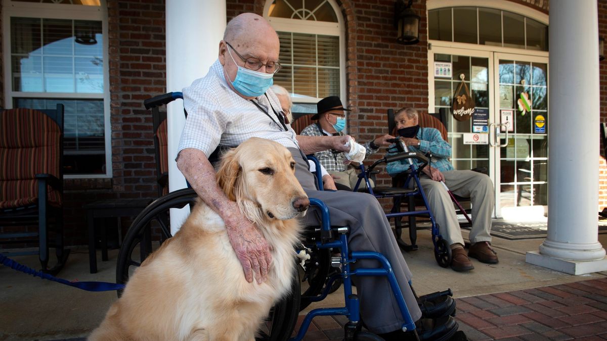 Jeden pečovatel na 50 seniorů. V USA kvůli omikronu chybí personál